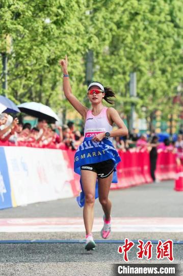 湘潭大学研究生张妮在2024湘江马拉松实现三连冠