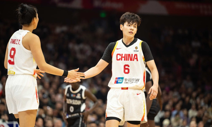 中国女篮封闭集训引争议 杨力维直言需开放训练