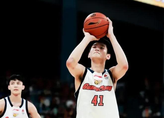 广东男篮逆转宁波全队爆发 徐杰奎因联手定乾坤